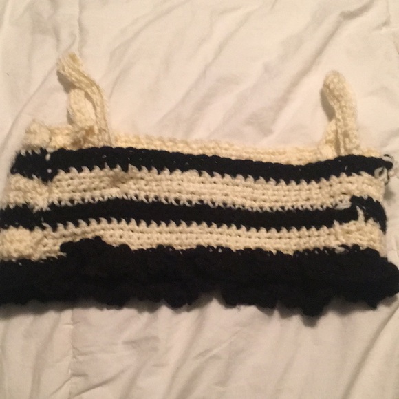 Black and white crocheted crop top built in pocket - Picture 2 of 3